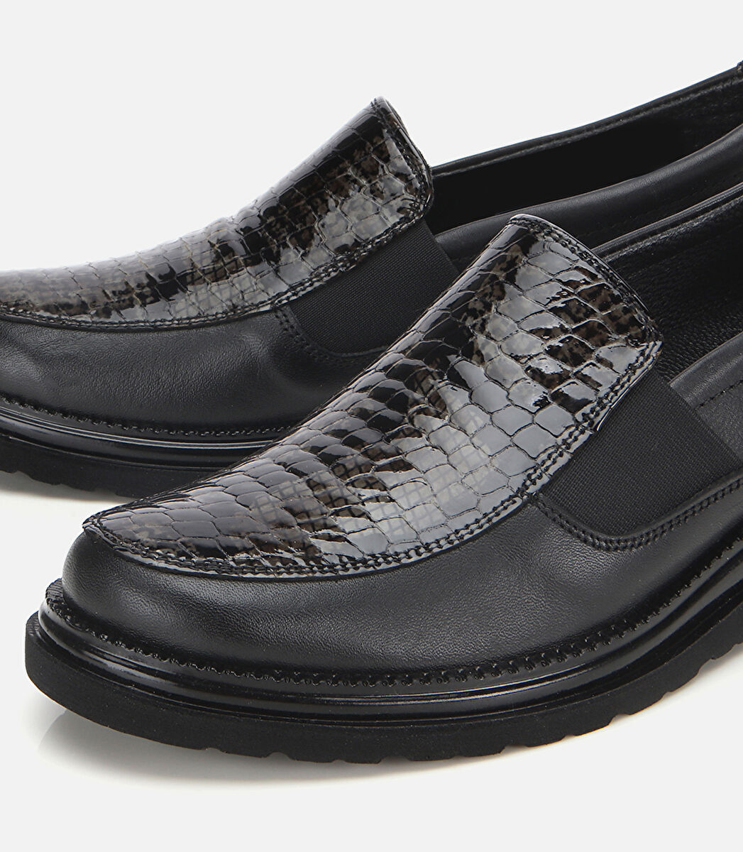 Kadın Deri Siyah Yılan Baskılı Dolgu Topuklu Günlük Loafer