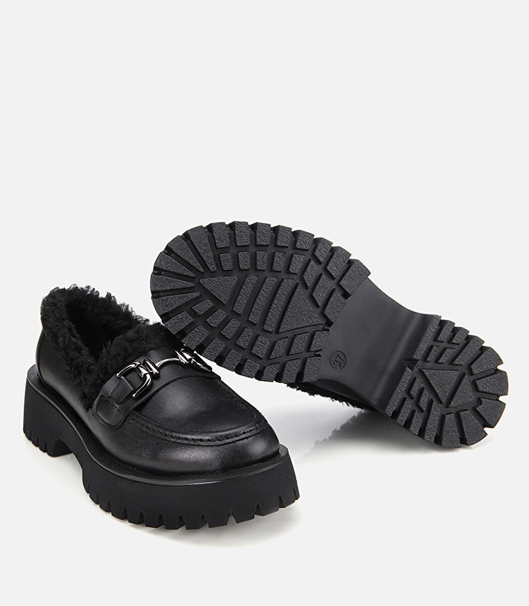 Kadın Siyah Kürklü Tokalı Kalın Tabanlı Günlük Loafer
