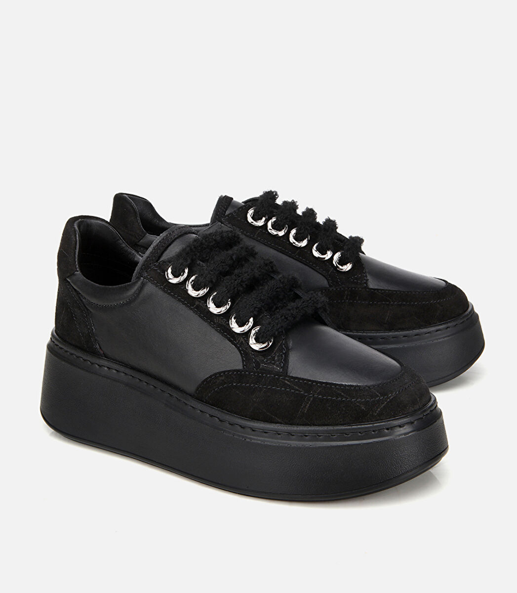 Kadın Deri Siyah Bağcık Detaylı Kalın Tabanlı Spor Ayakkabı