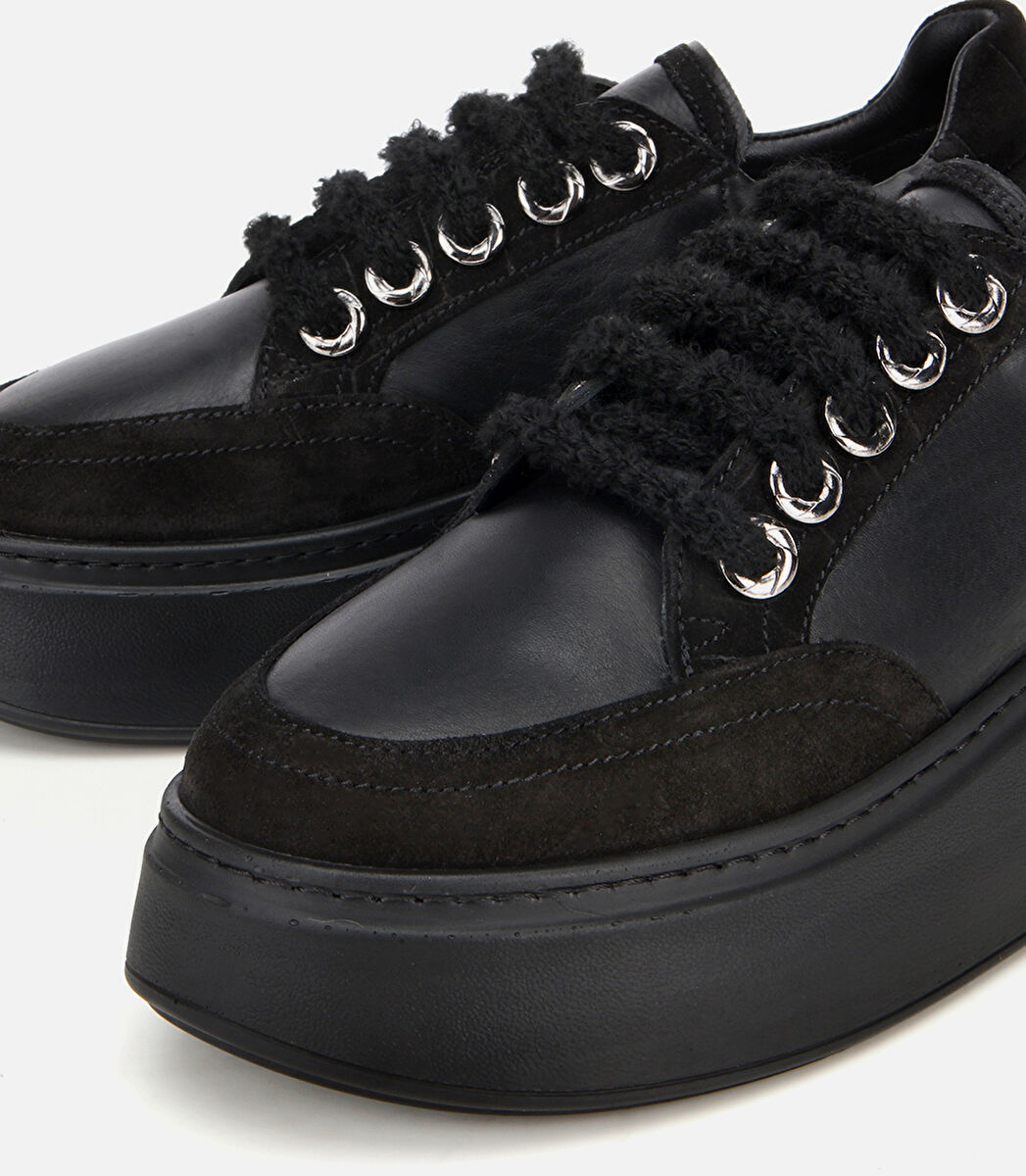 Kadın Deri Siyah Bağcık Detaylı Kalın Tabanlı Spor Ayakkabı