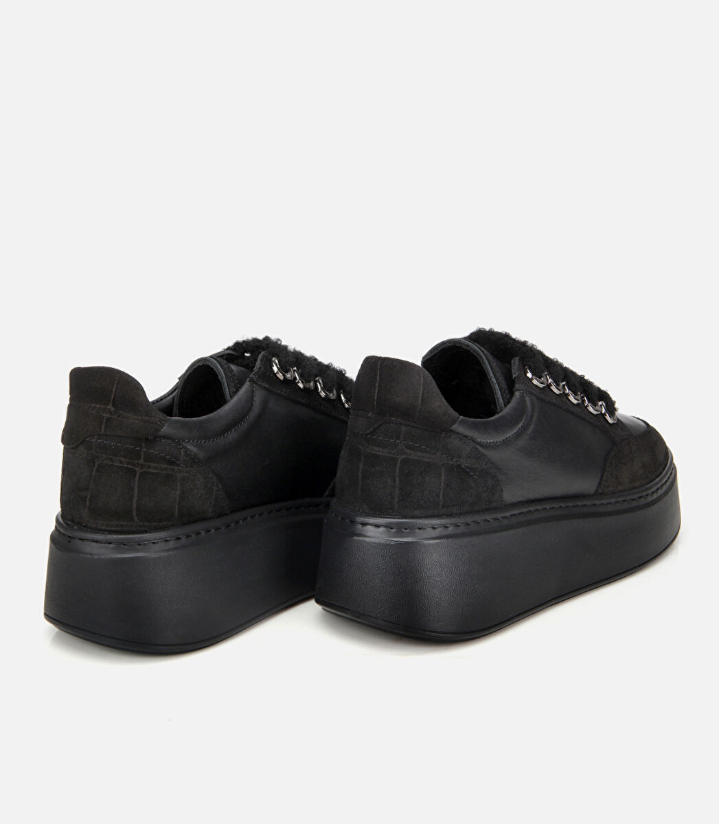 Kadın Deri Siyah Bağcık Detaylı Kalın Tabanlı Spor Ayakkabı