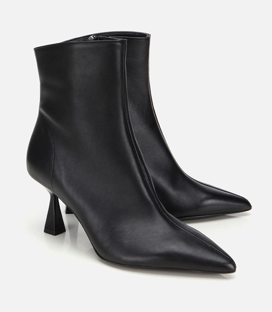 Kadın Deri Siyah Sivri Burunlu Bilekte Topuklu Bot