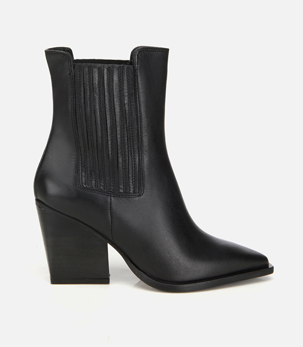 Kadın Deri Siyah Lastik Detaylı Sivri Burunlu Topuklu Bot