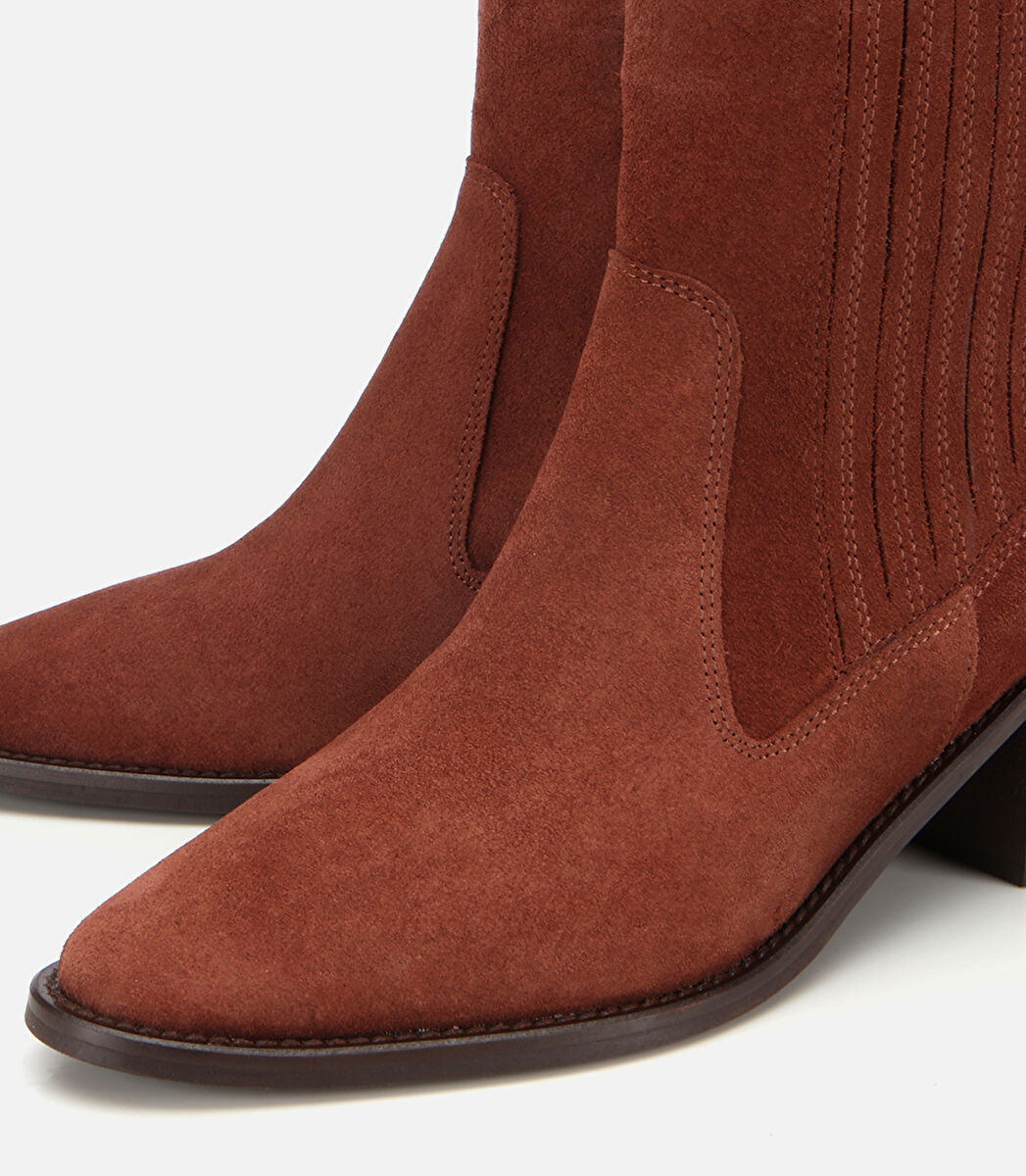 Kadın Süet Deri Taba Sivri Burunlu Lastik Detaylı Topuklu Bot