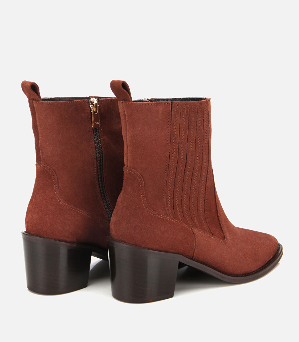Kadın Süet Deri Taba Sivri Burunlu Lastik Detaylı Topuklu Bot