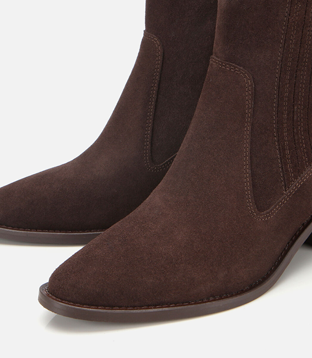 Kadın Süet Deri Kahverengi Sivri Burunlu Lastik Detaylı Topuklu Bot