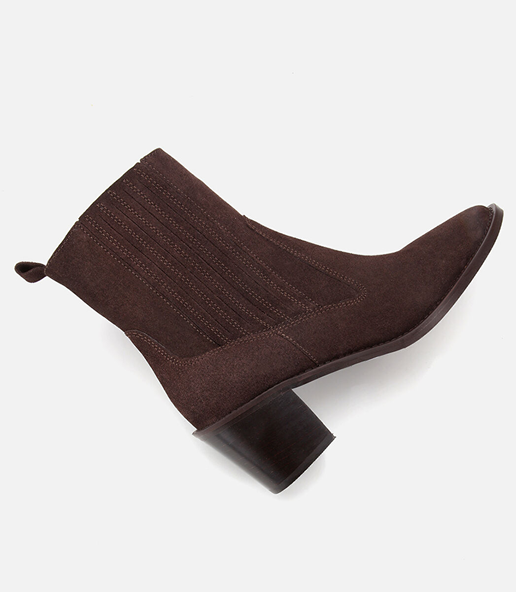 Kadın Süet Deri Kahverengi Sivri Burunlu Lastik Detaylı Topuklu Bot