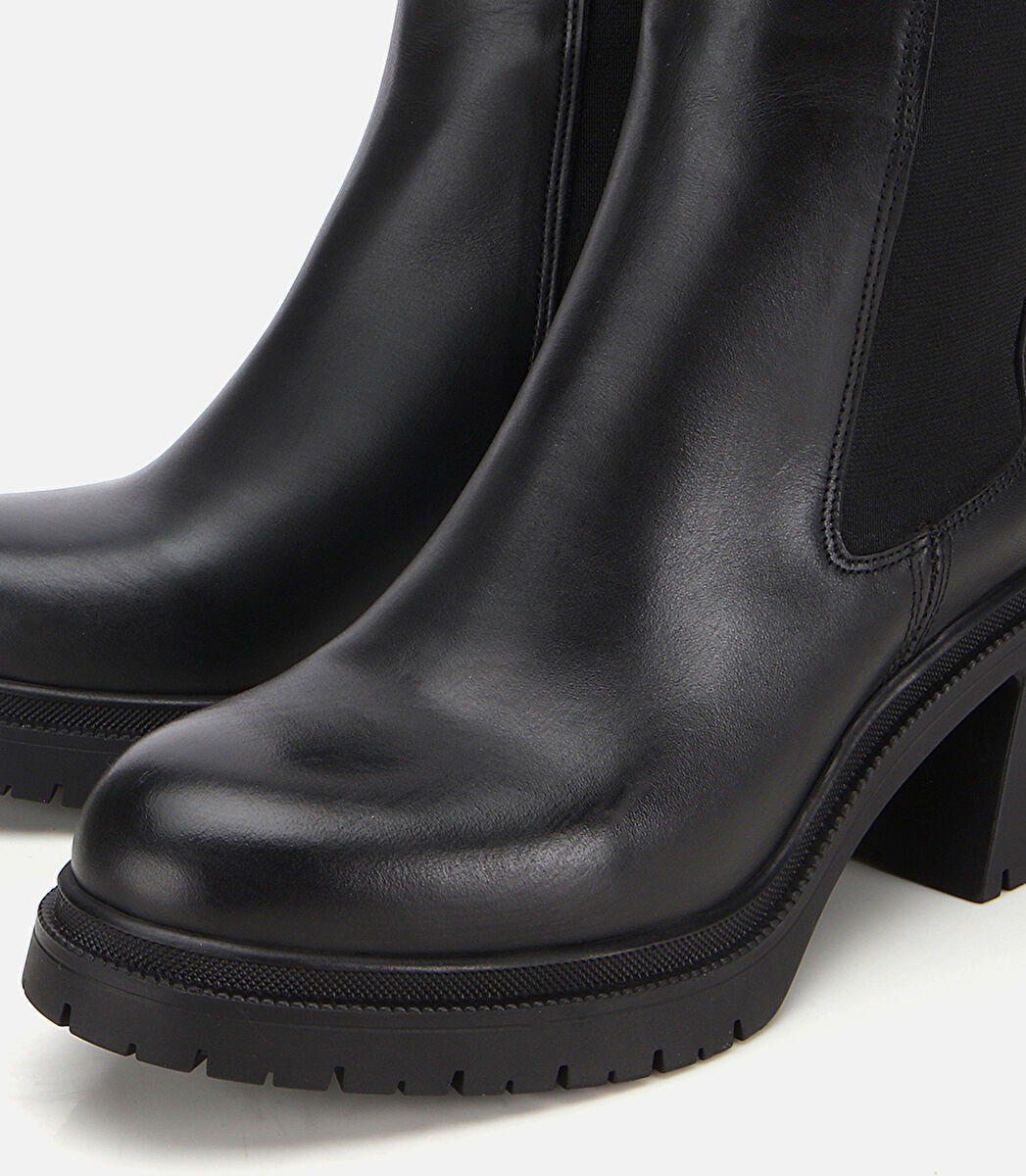 Kadın Deri Siyah Lastik Detaylı Kalın Topuklu Bot