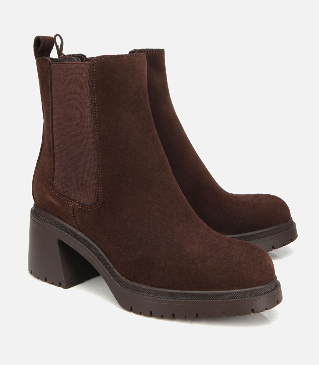 Kadın Süet Deri Kahverengi Lastik Detaylı Kalın Topuklu Bot