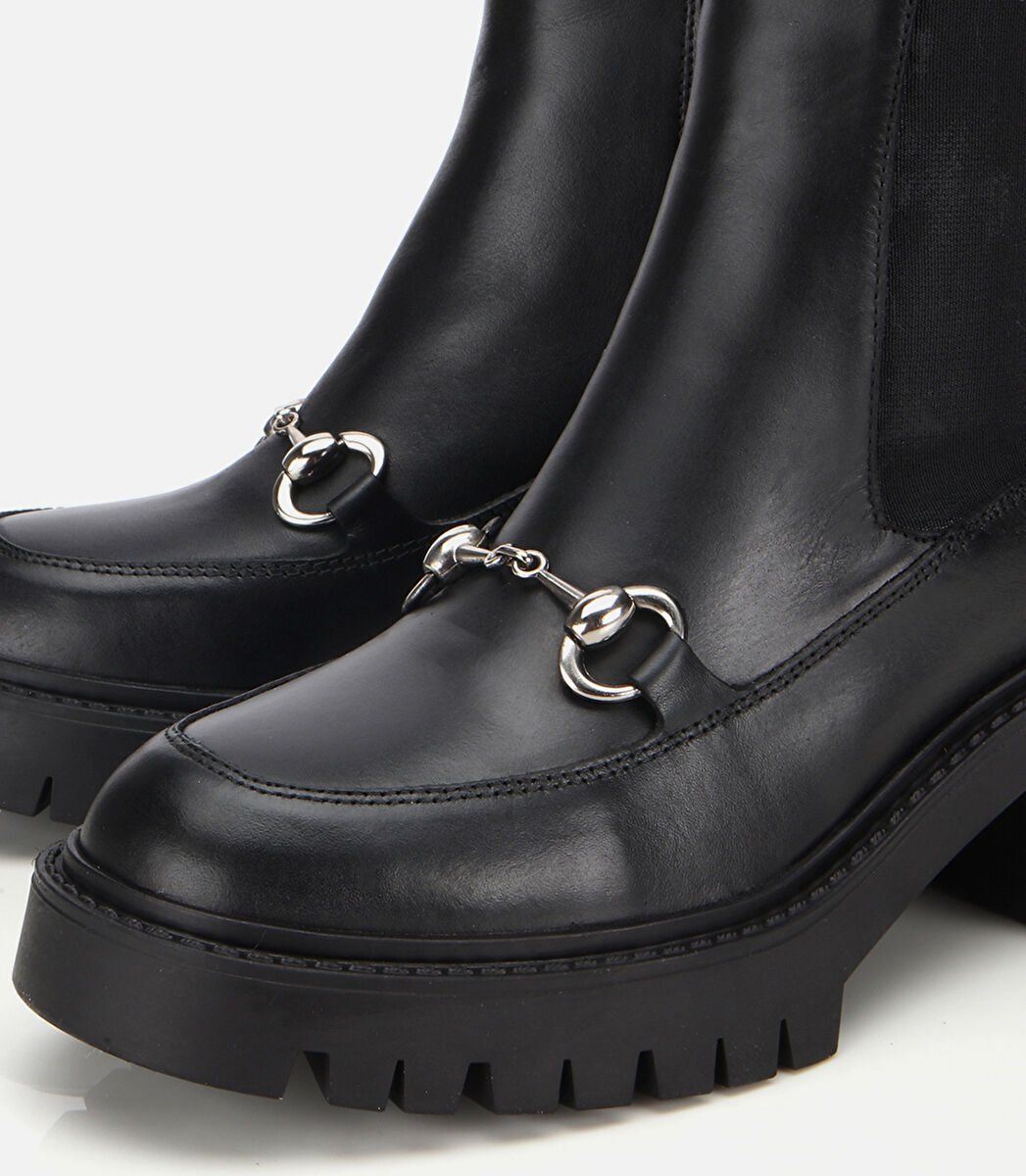 Kadın Deri Siyah Tokalı Lastik Detaylı Kalın Tabanlı Topuklu Bot