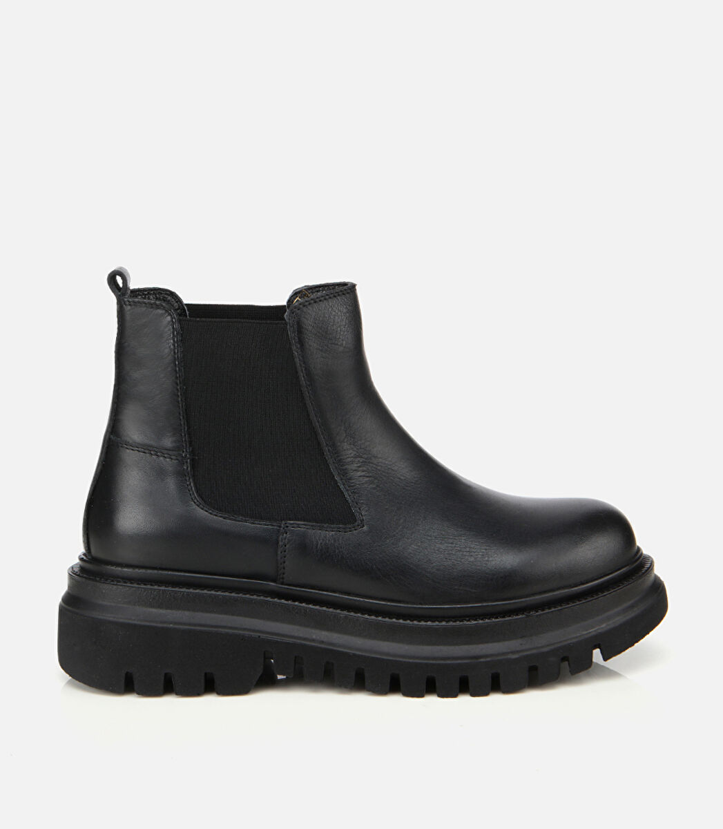 Kadın Deri Siyah Lastik Detaylı Kalın Tabanlı Düz Bot