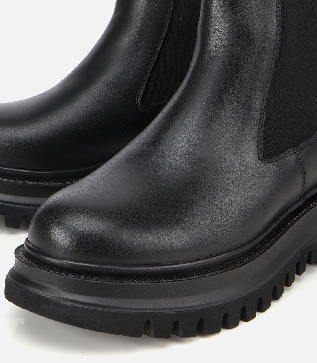 Kadın Deri Siyah Lastik Detaylı Kalın Tabanlı Düz Bot