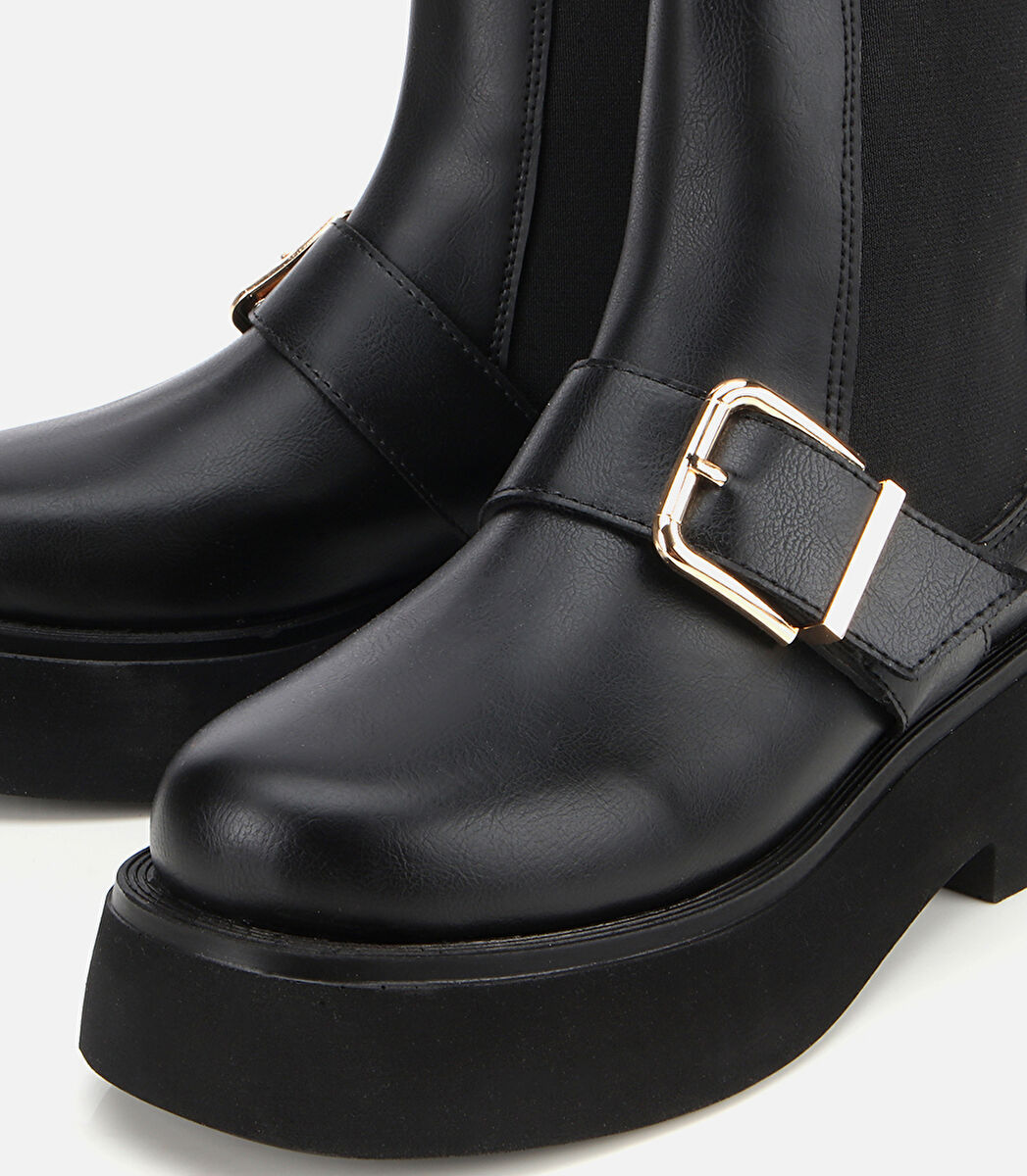 Kadın Siyah Lastik Detaylı Tokalı Kalın Tabanlı Düz Bot