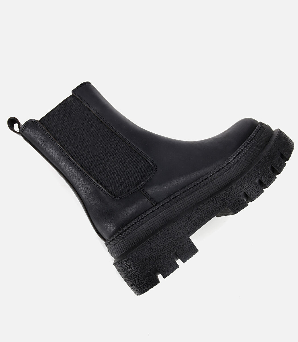 Kadın Siyah Lastik Detaylı Kalın Tabanlı Düz Bot