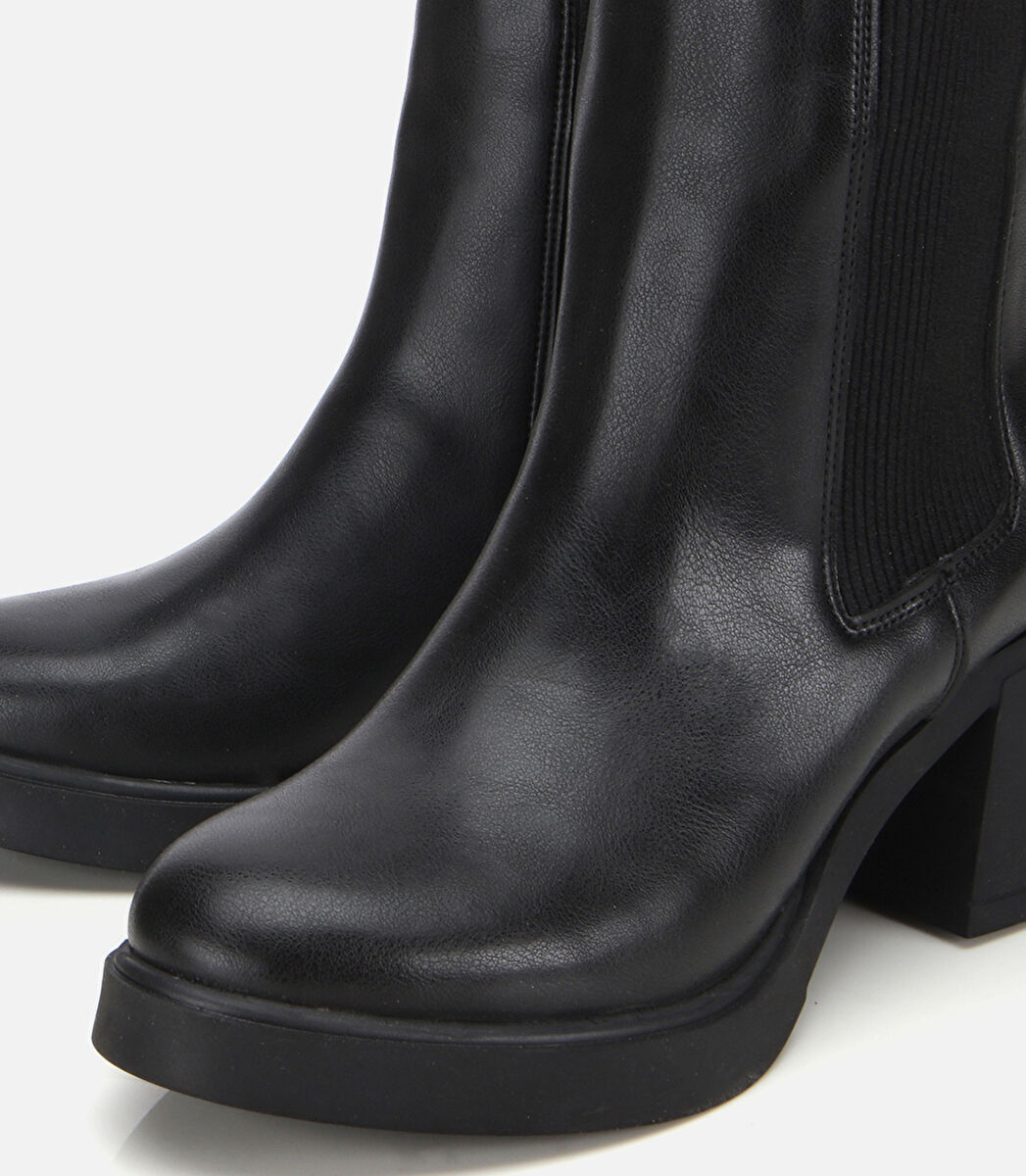 Kadın Siyah Lastik Detaylı Tokalı Kalın Tabanlı Topuklu Bot