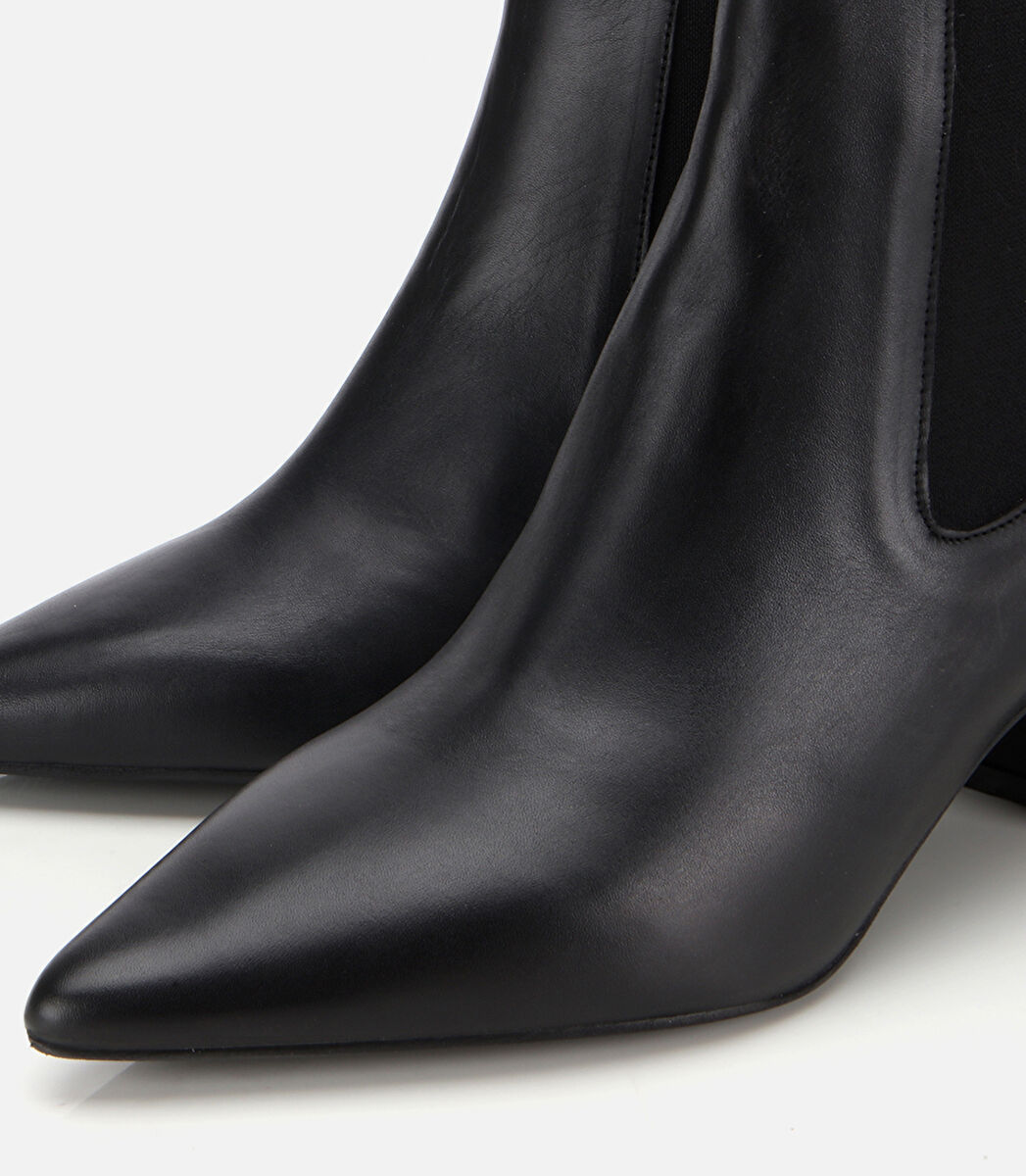 Kadın Deri Siyah Yumuşak Dokulu Lastik Detaylı Topuklu Bot