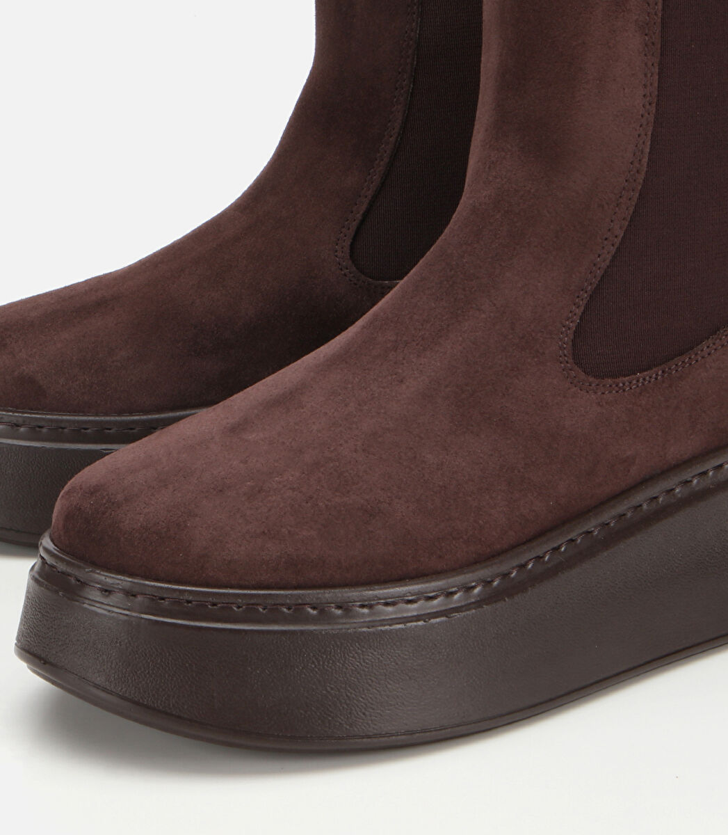 Kadın Süet Deri Kahverengi Lastik Detaylı Kalın Tabanlı Düz Bot