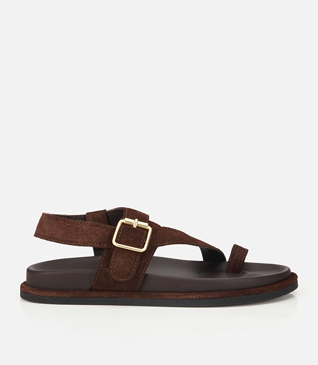 Kadın Süet Deri Kahverengi Parmak Detaylı Gold Tokalı Düz Sandalet