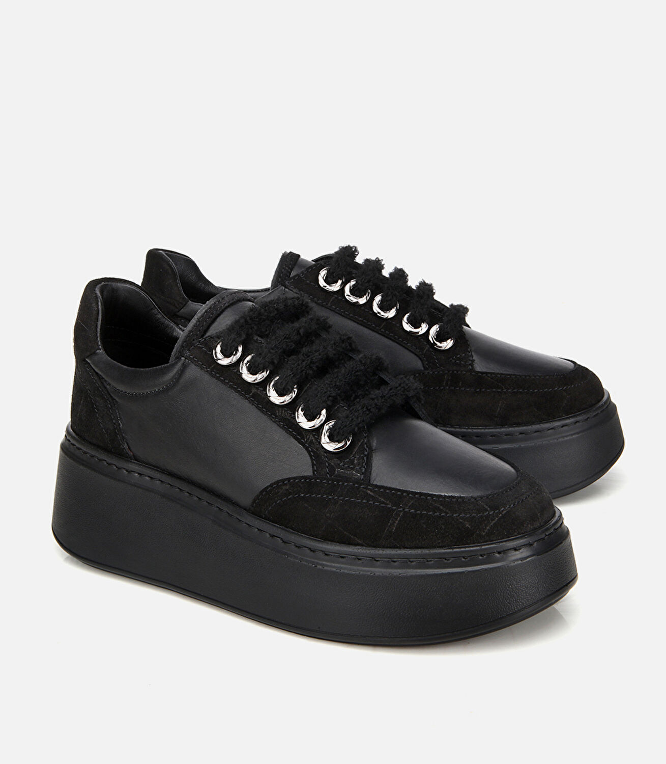 Kadın Deri Siyah Bağcık Detaylı Kalın Tabanlı Spor Ayakkabı