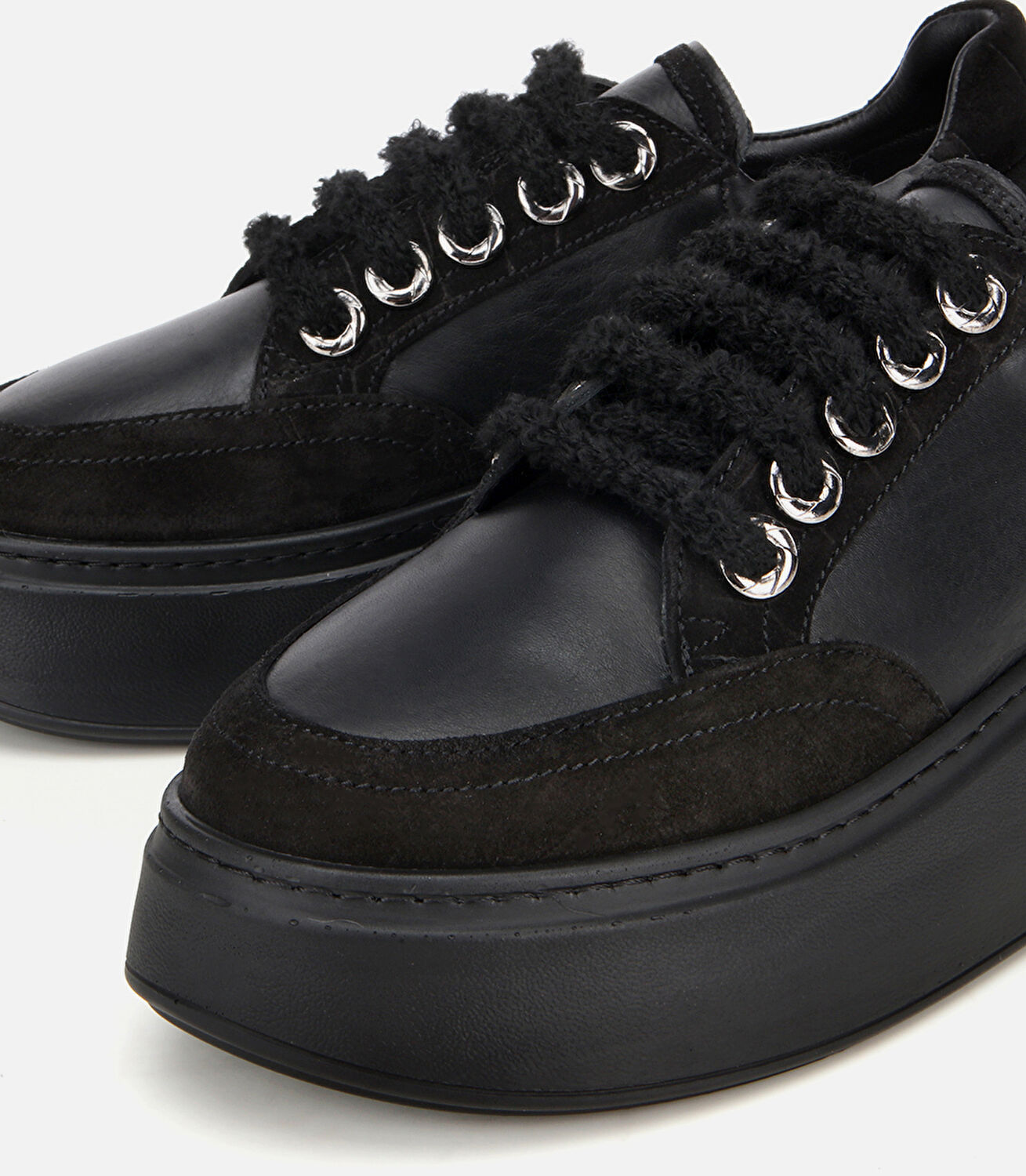 Kadın Deri Siyah Bağcık Detaylı Kalın Tabanlı Spor Ayakkabı