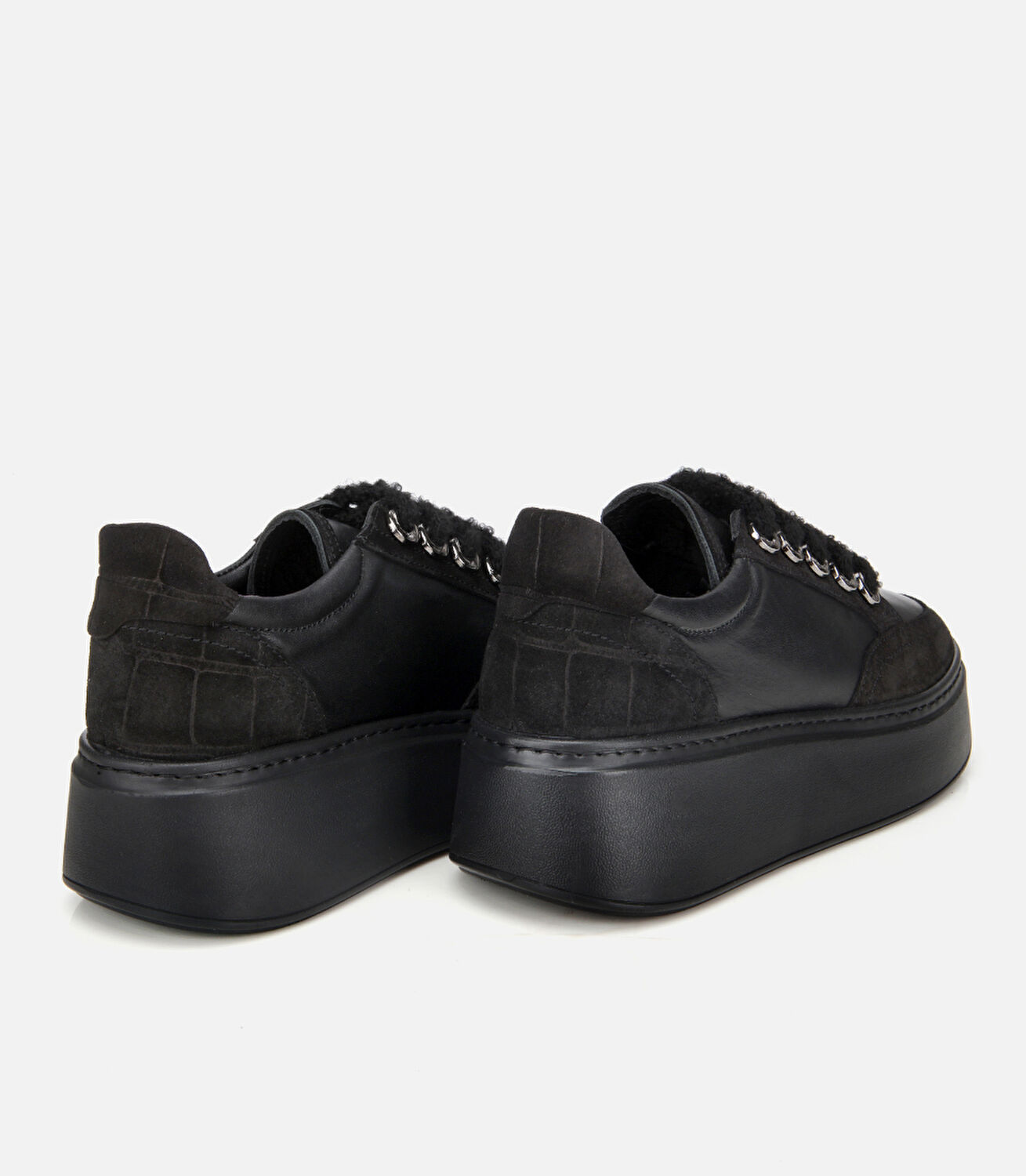 Kadın Deri Siyah Bağcık Detaylı Kalın Tabanlı Spor Ayakkabı