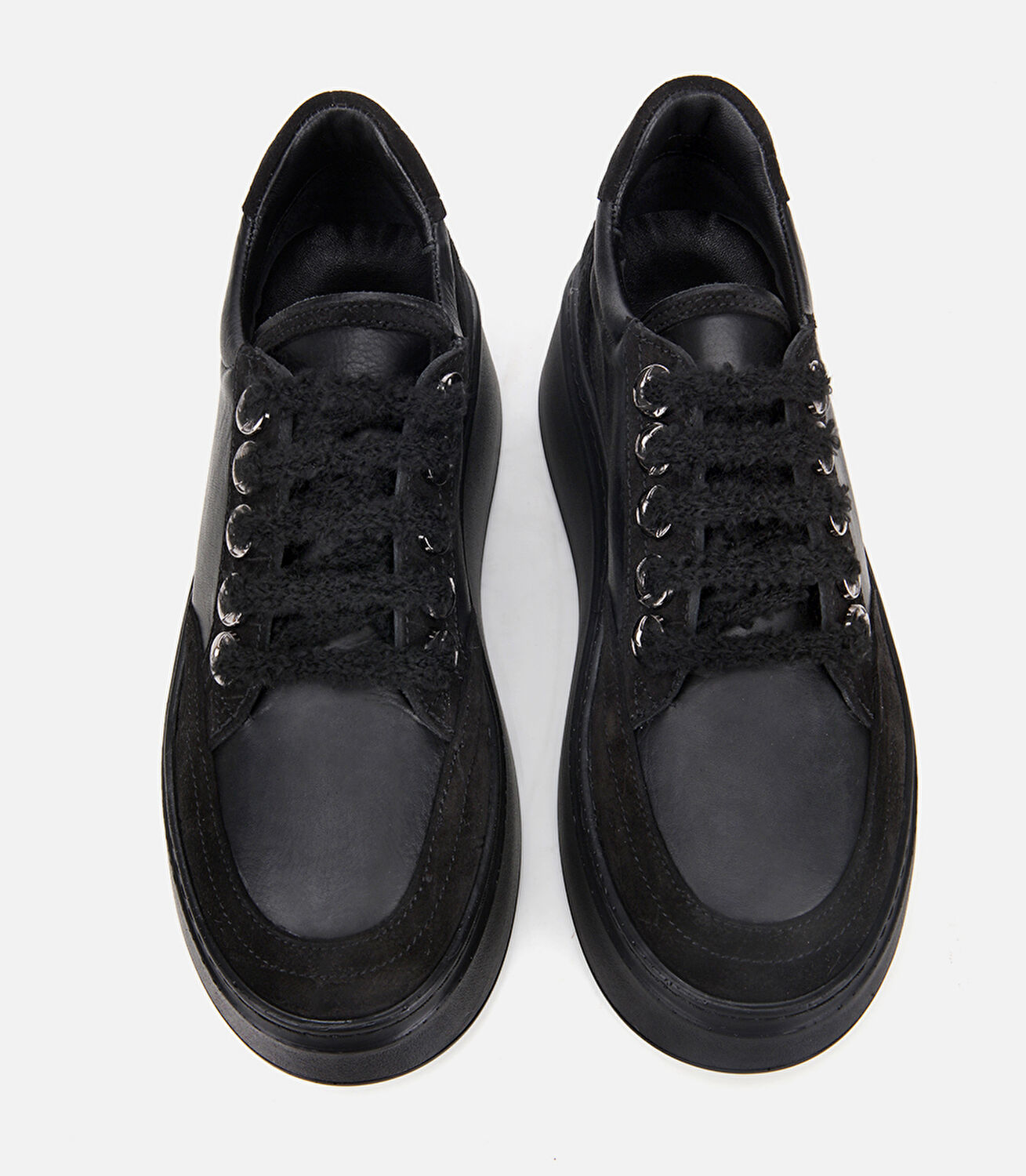 Kadın Deri Siyah Bağcık Detaylı Kalın Tabanlı Spor Ayakkabı