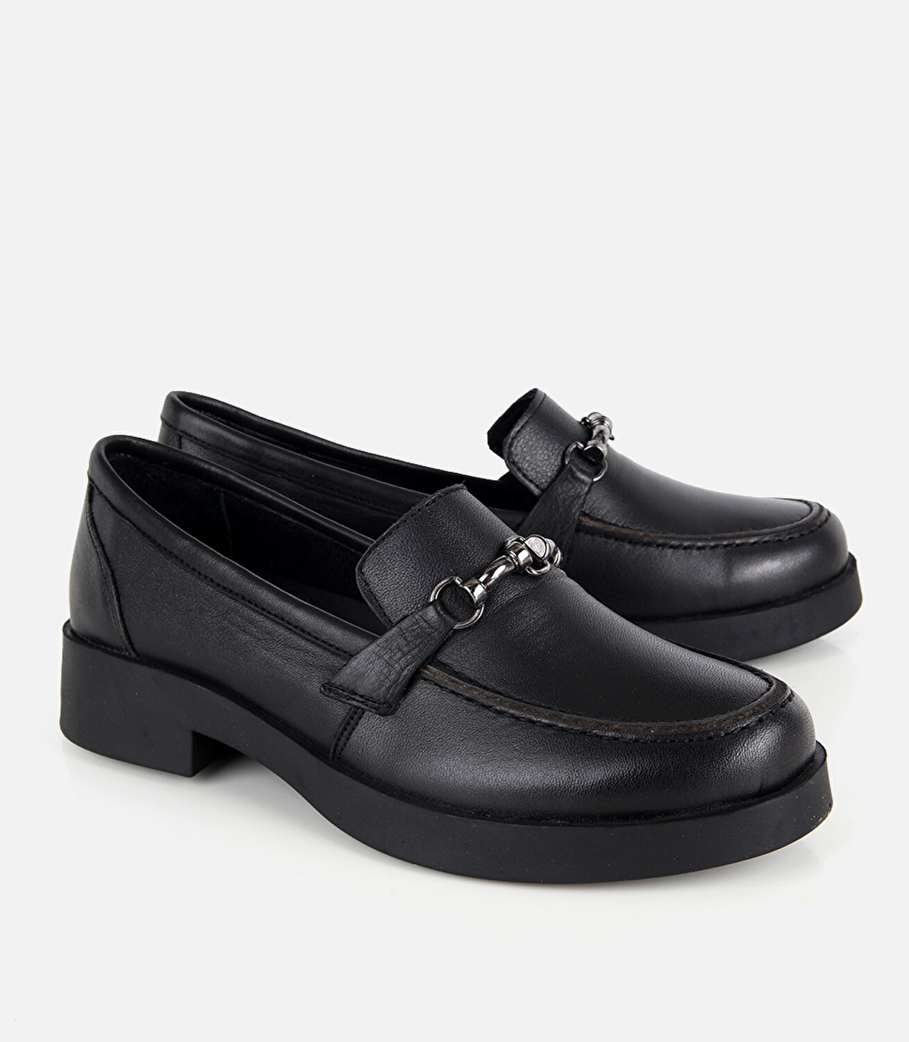 Kadın Deri Siyah Metal Zincir Detaylı Klasik Loafer