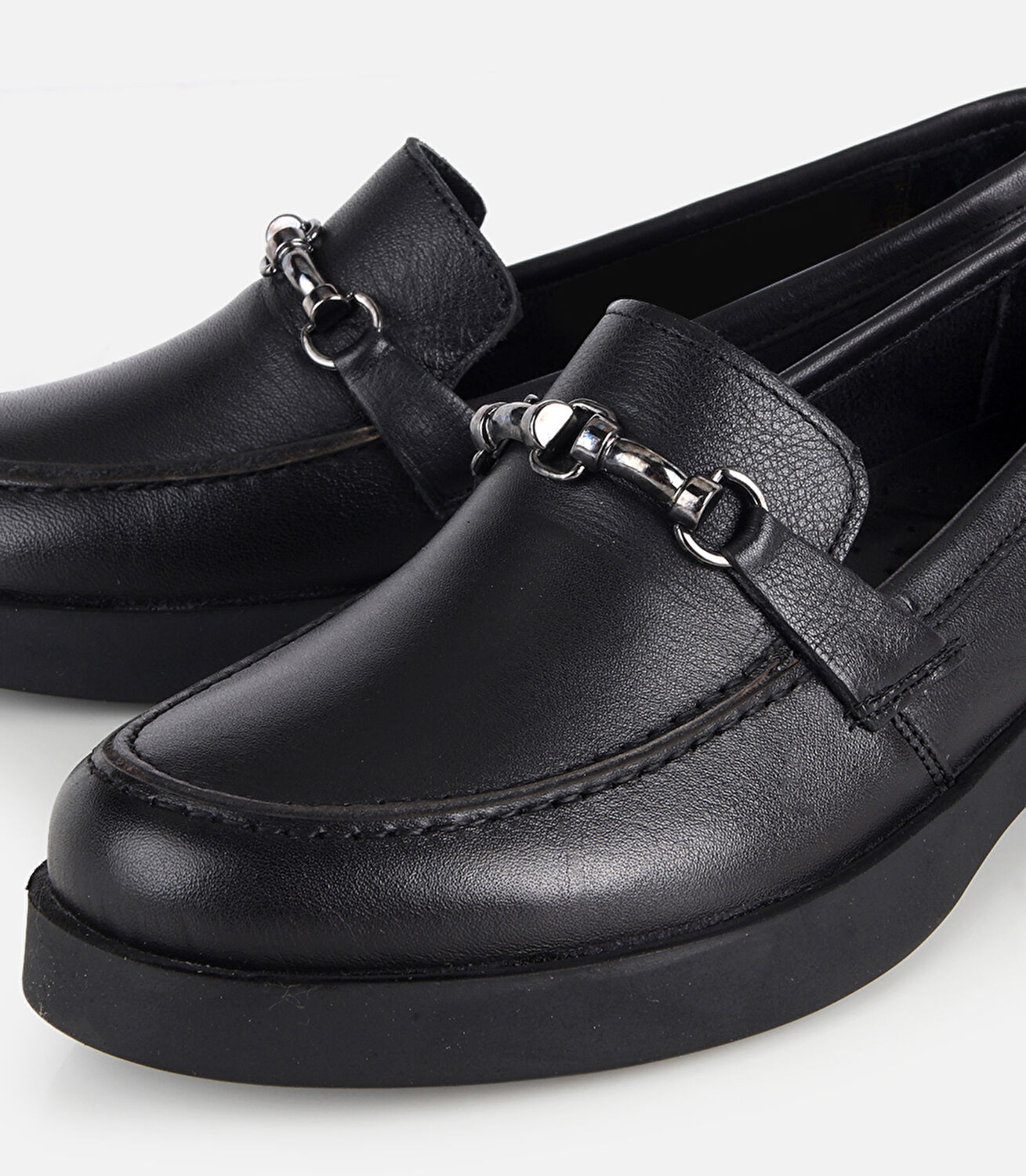 Kadın Deri Siyah Metal Zincir Detaylı Klasik Loafer