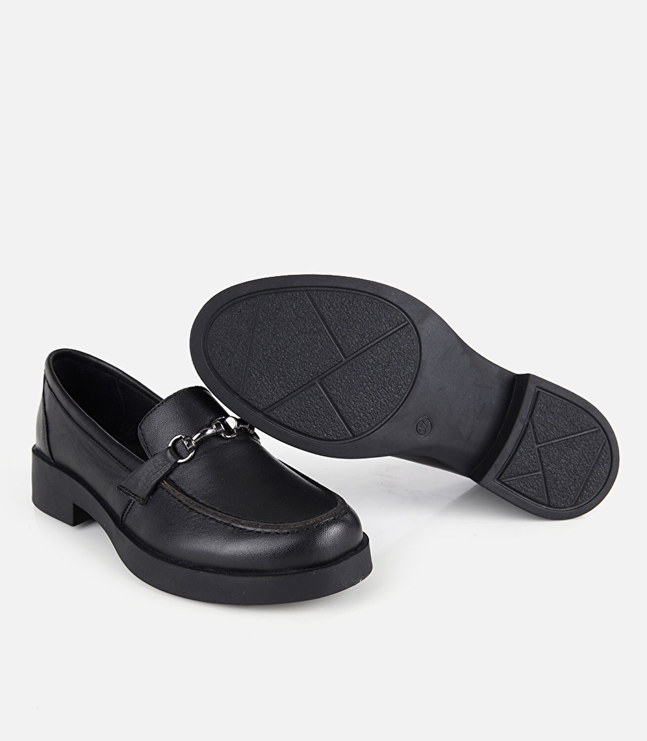 Kadın Deri Siyah Metal Zincir Detaylı Klasik Loafer