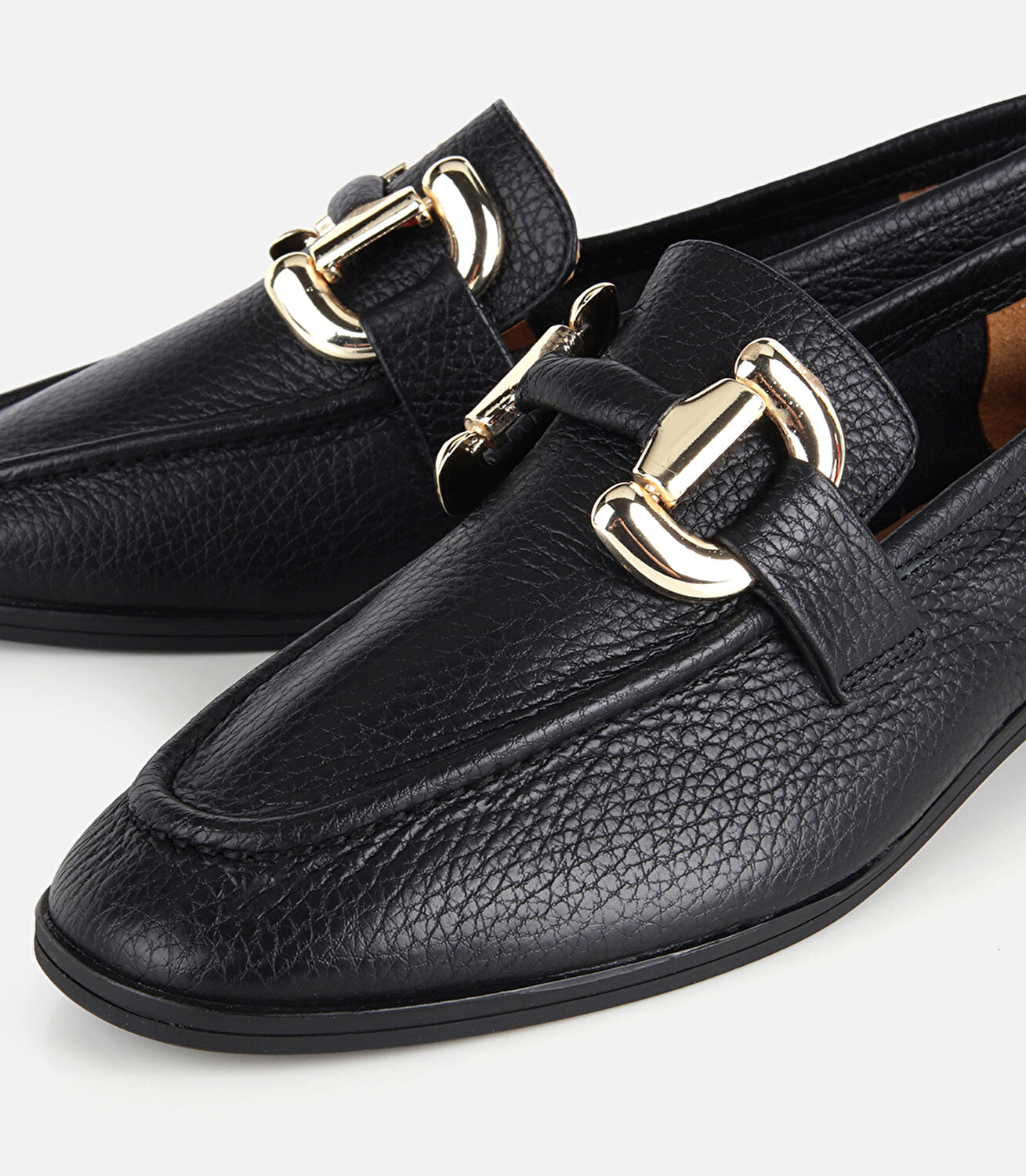 Kadın Deri Siyah Gold Toka Detaylı Yumuşak Dokulu Topuklu Klasik Loafer