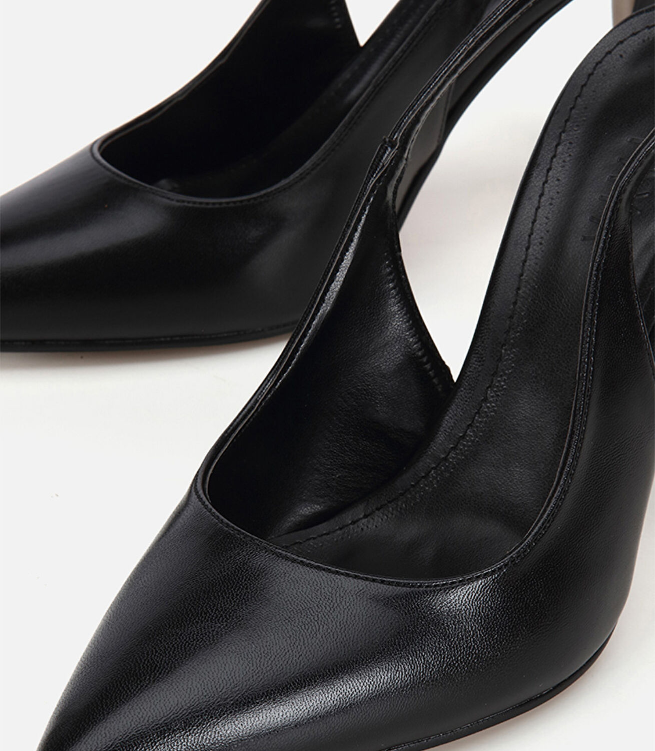 Kadın Siyah Sivri Burunlu İnce Topuklu Arkası Açık Stiletto