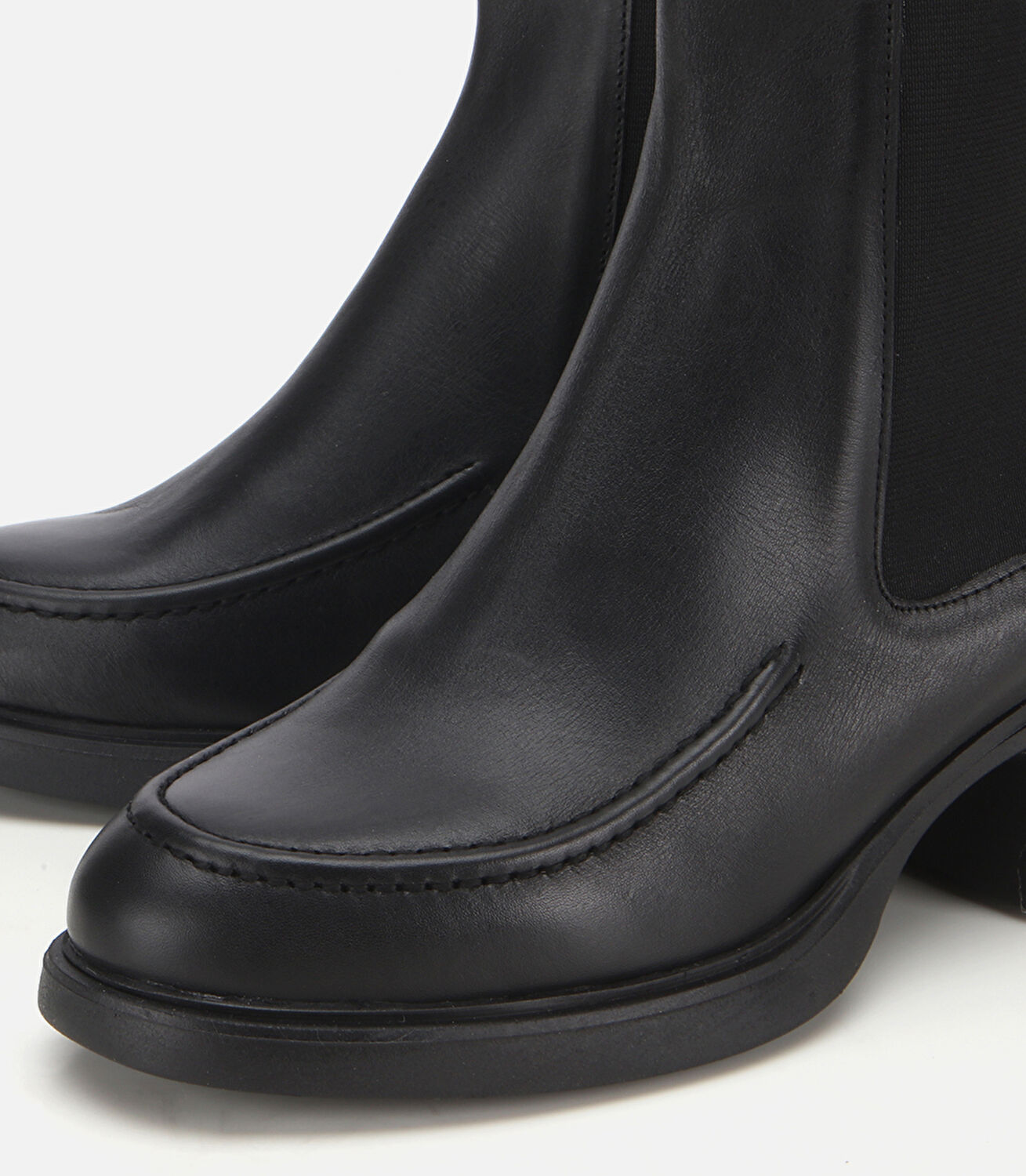 Kadın Deri Siyah Lastik Detaylı Topuklu Bot