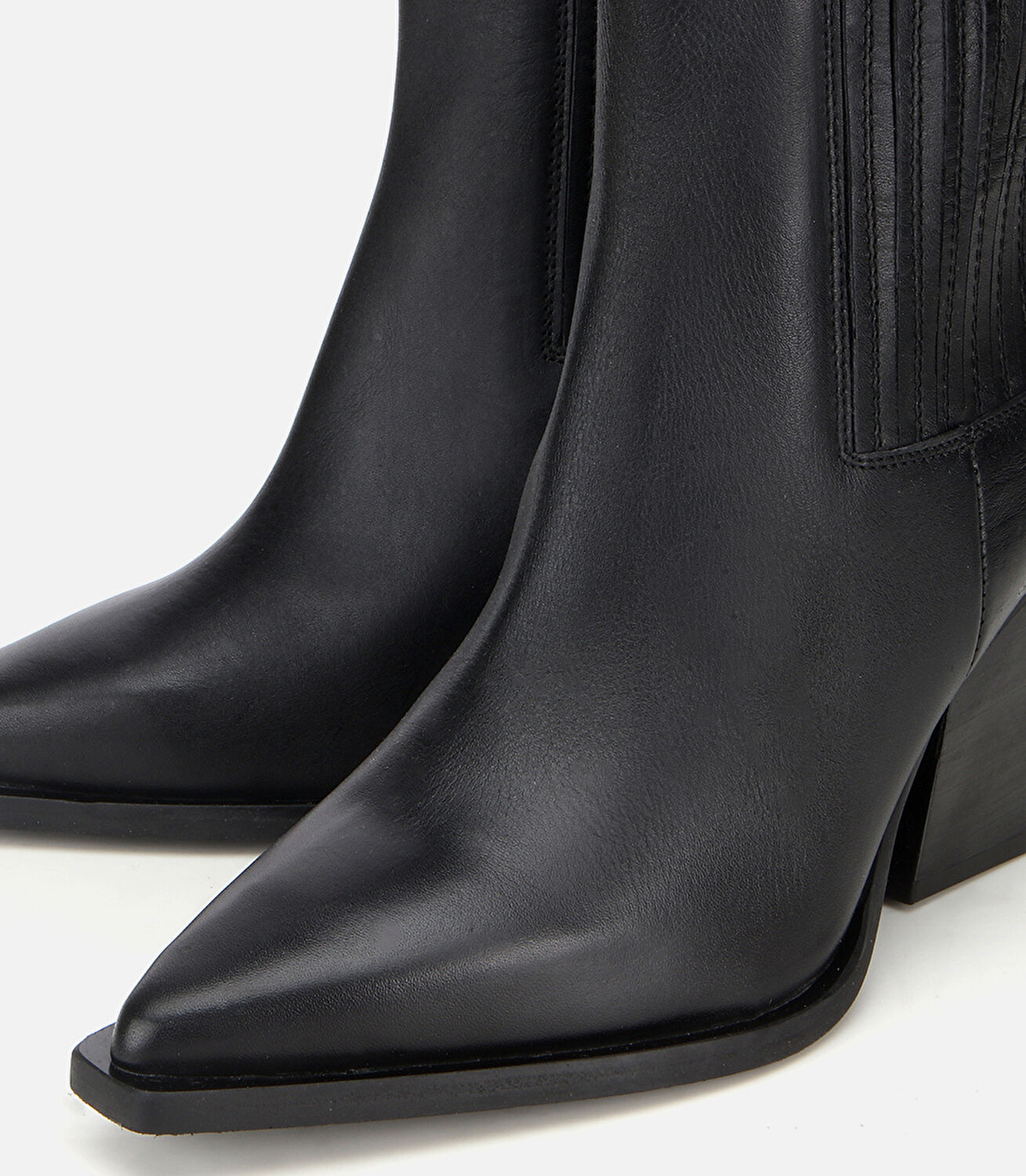 Kadın Deri Siyah Lastik Detaylı Sivri Burunlu Topuklu Bot