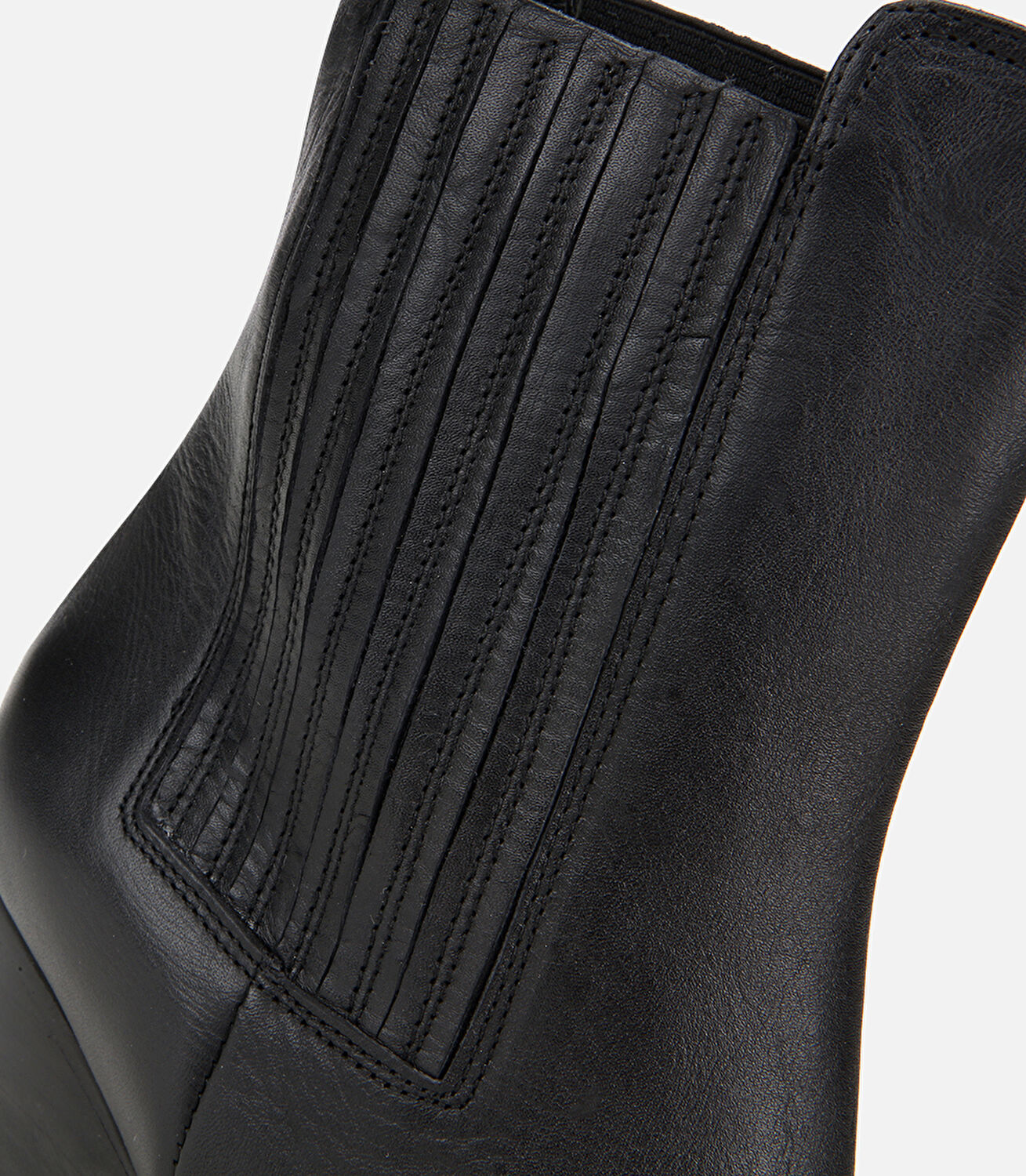 Kadın Deri Siyah Lastik Detaylı Sivri Burunlu Topuklu Bot