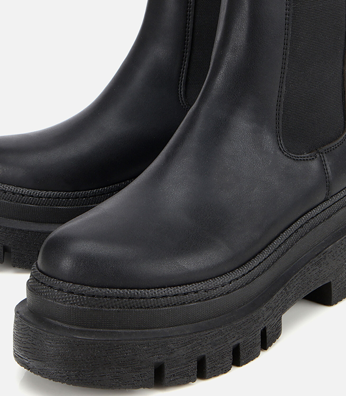 Kadın Siyah Lastik Detaylı Kalın Tabanlı Düz Bot