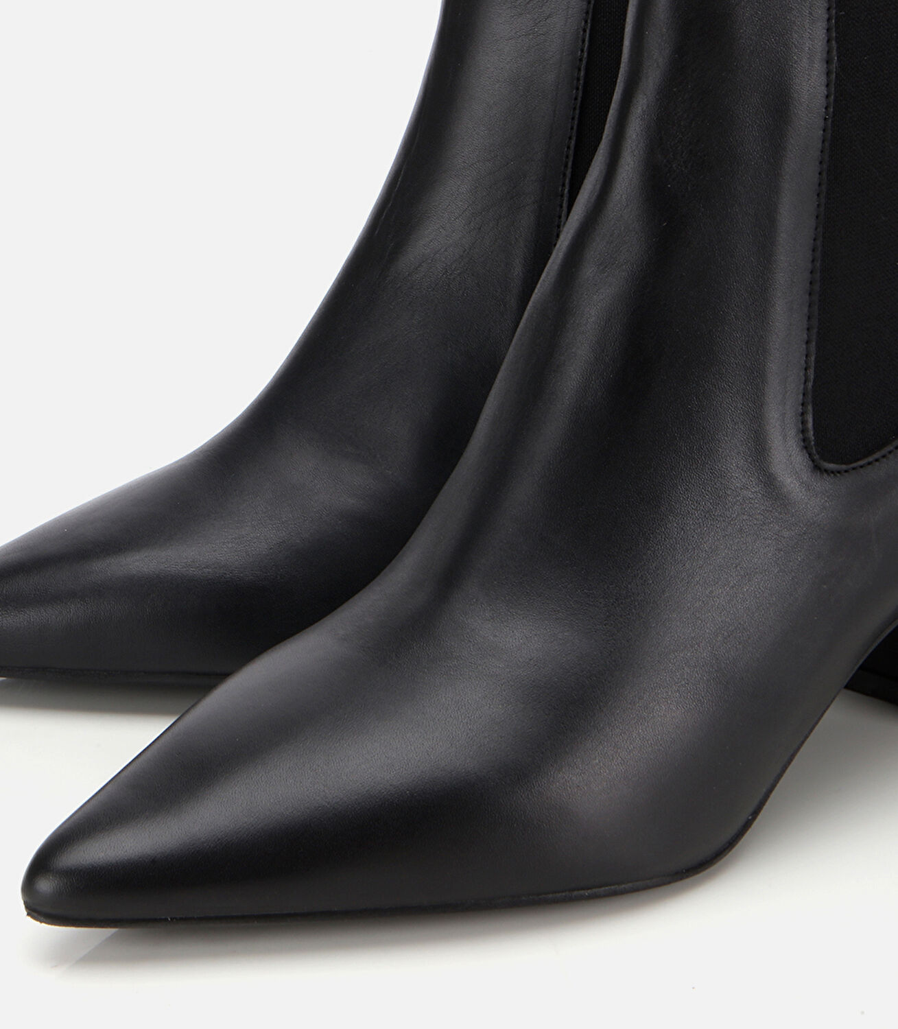 Kadın Deri Siyah Yumuşak Dokulu Lastik Detaylı Topuklu Bot