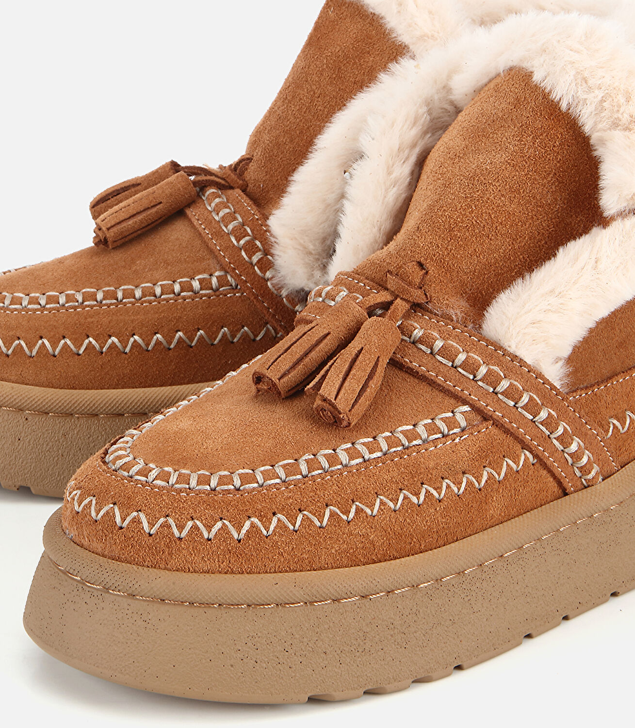 Kadın Süet Deri Taba İçi Kürklü Püskül Detaylı Düz Bot