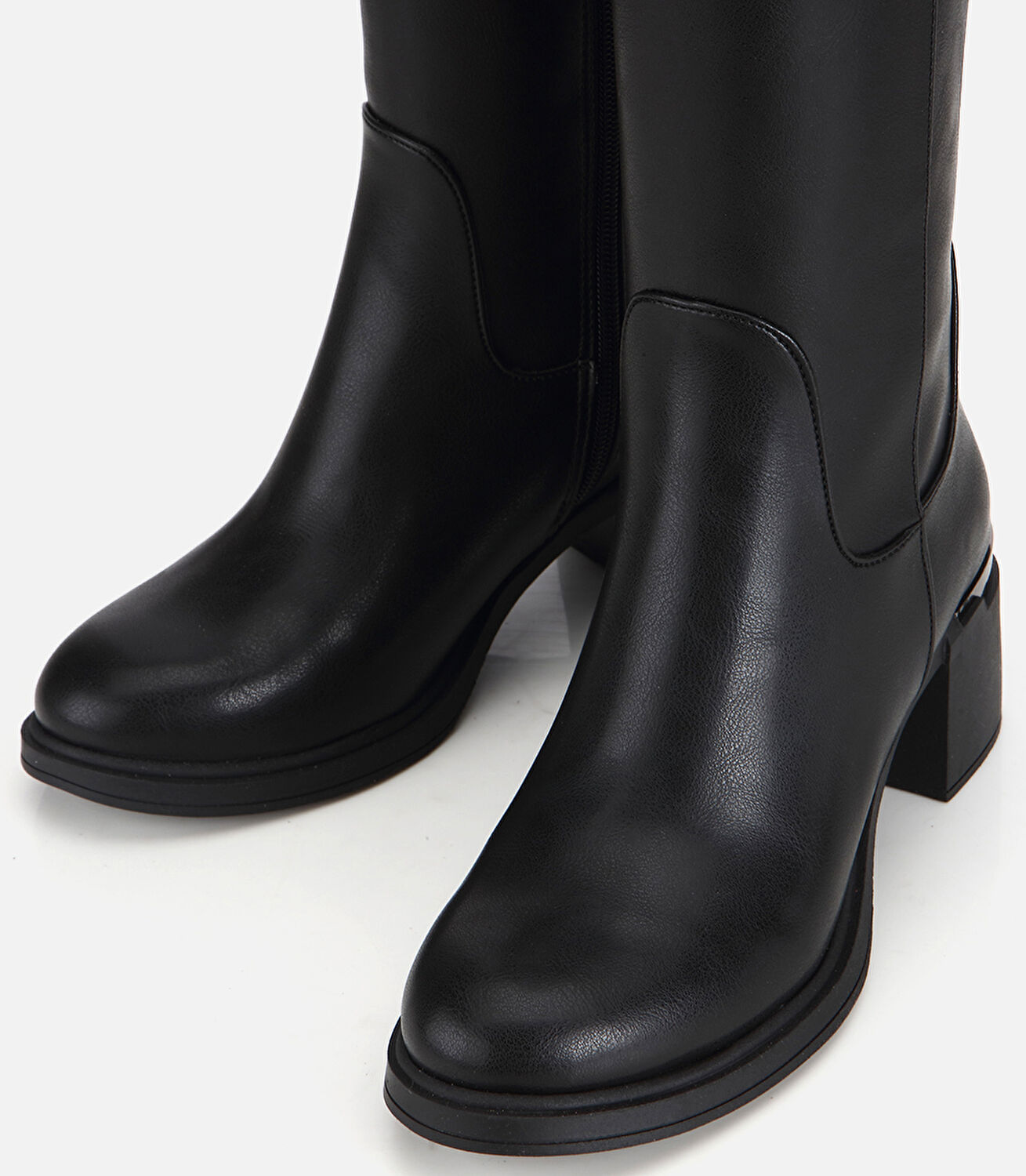 Kadın Siyah Metal Detaylı Topuklu Çizme