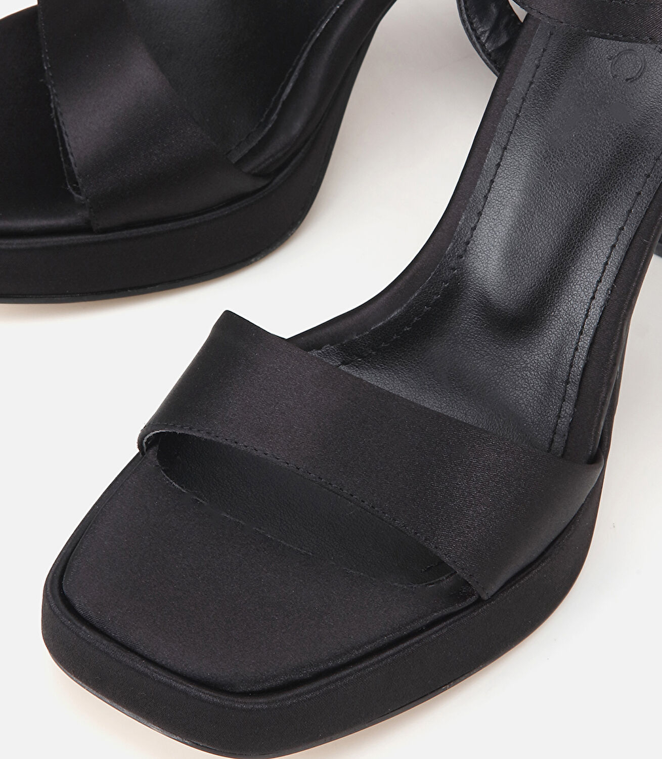 Kadın Siyah Tek Bantlı Kalın Tabanlı Topuklu Sandalet