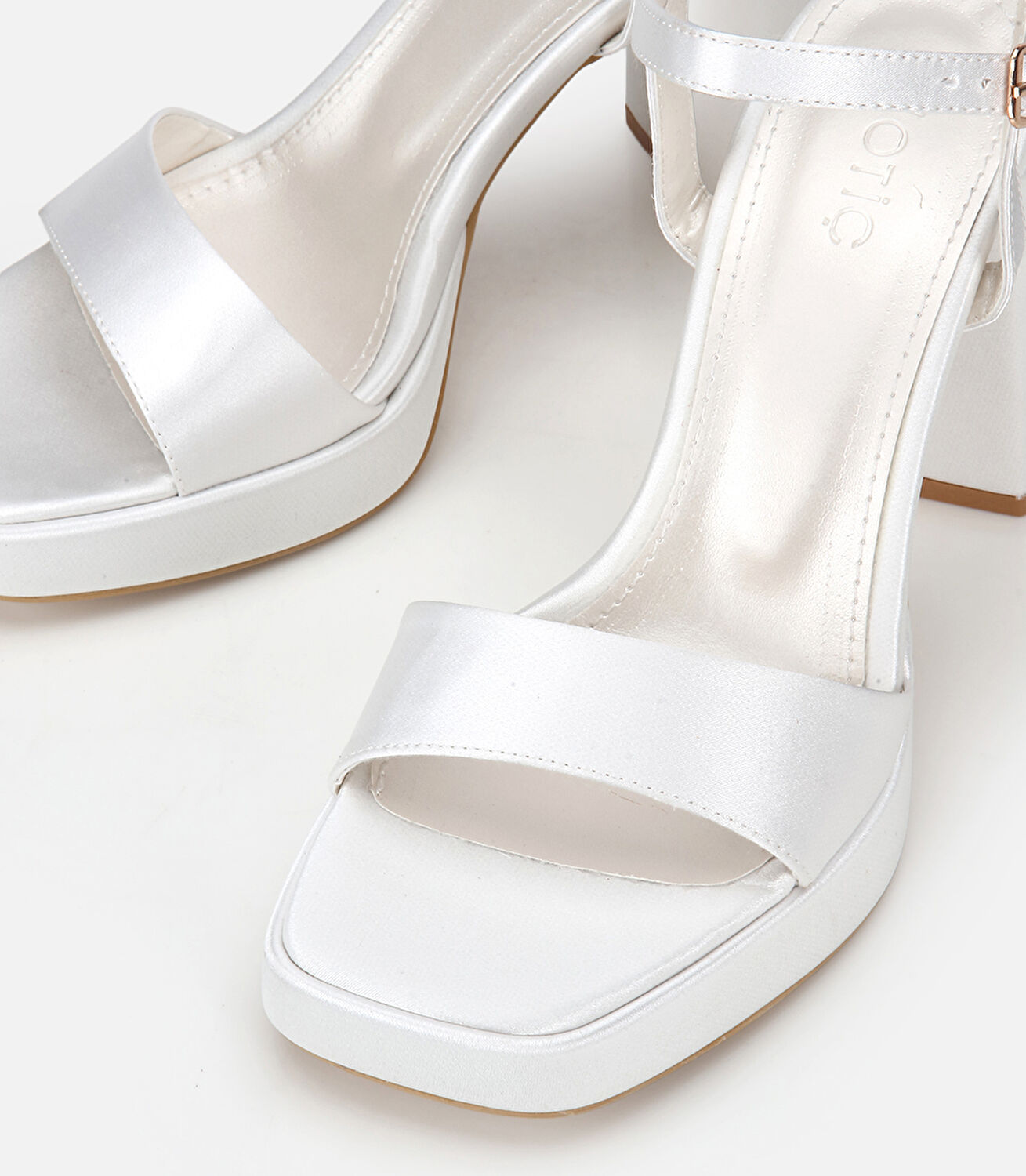 Kadın Beyaz Tek Bantlı Kalın Tabanlı Topuklu Sandalet