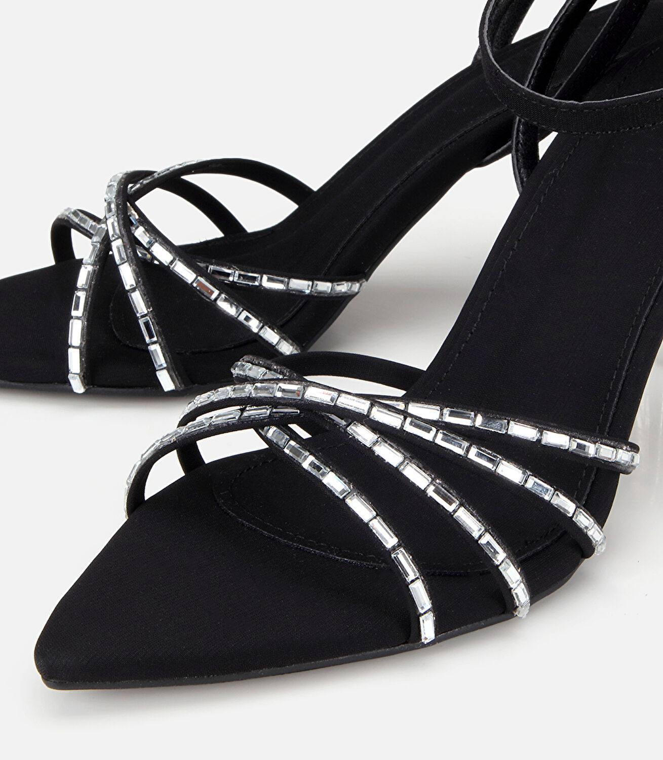 Kadın Siyah Gold Detaylı Bilekten Bağlamalı Topuklu Sandalet