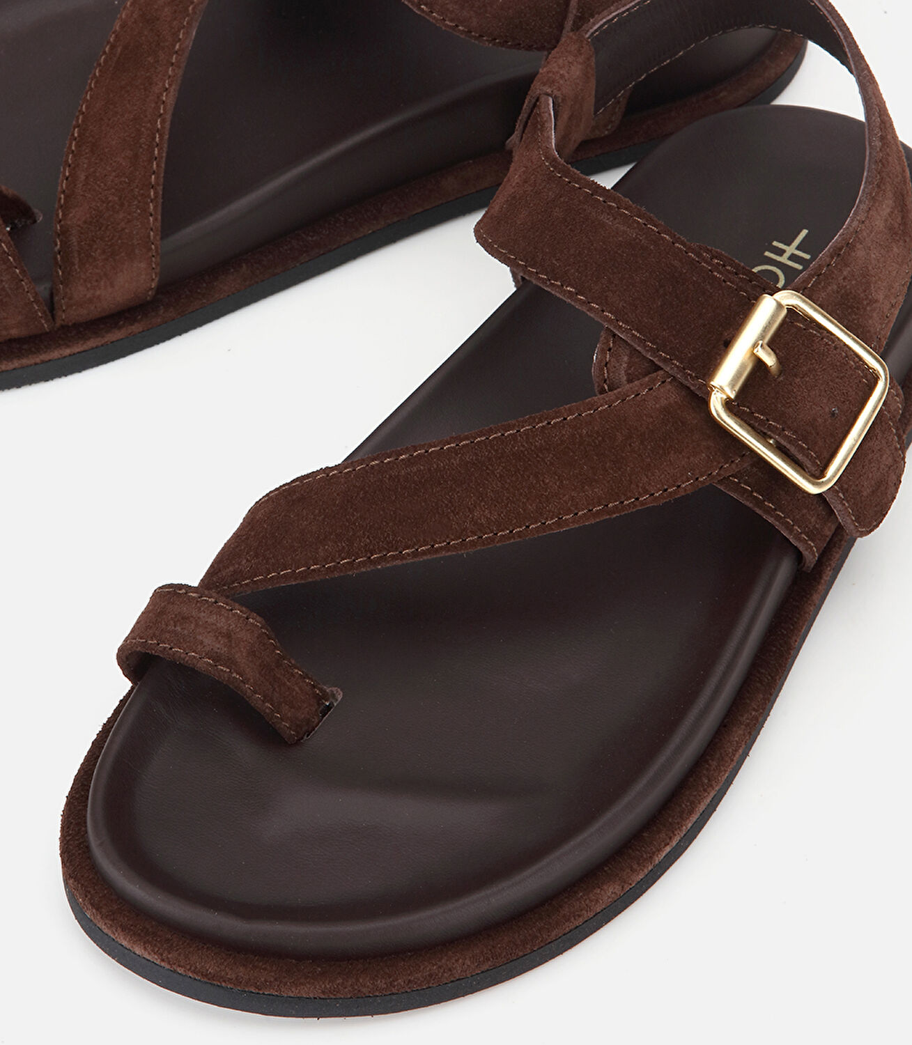 Kadın Süet Deri Kahverengi Parmak Detaylı Gold Tokalı Düz Sandalet