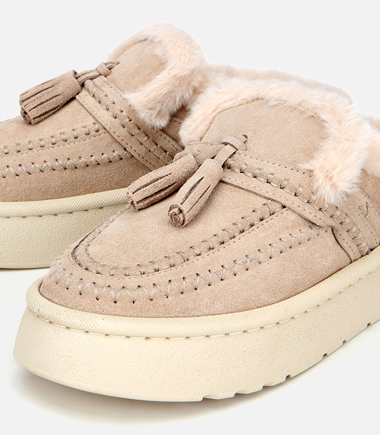 Kadın Süet Deri Bej İçi Kürklü Püskül Detaylı Düz Terlik
