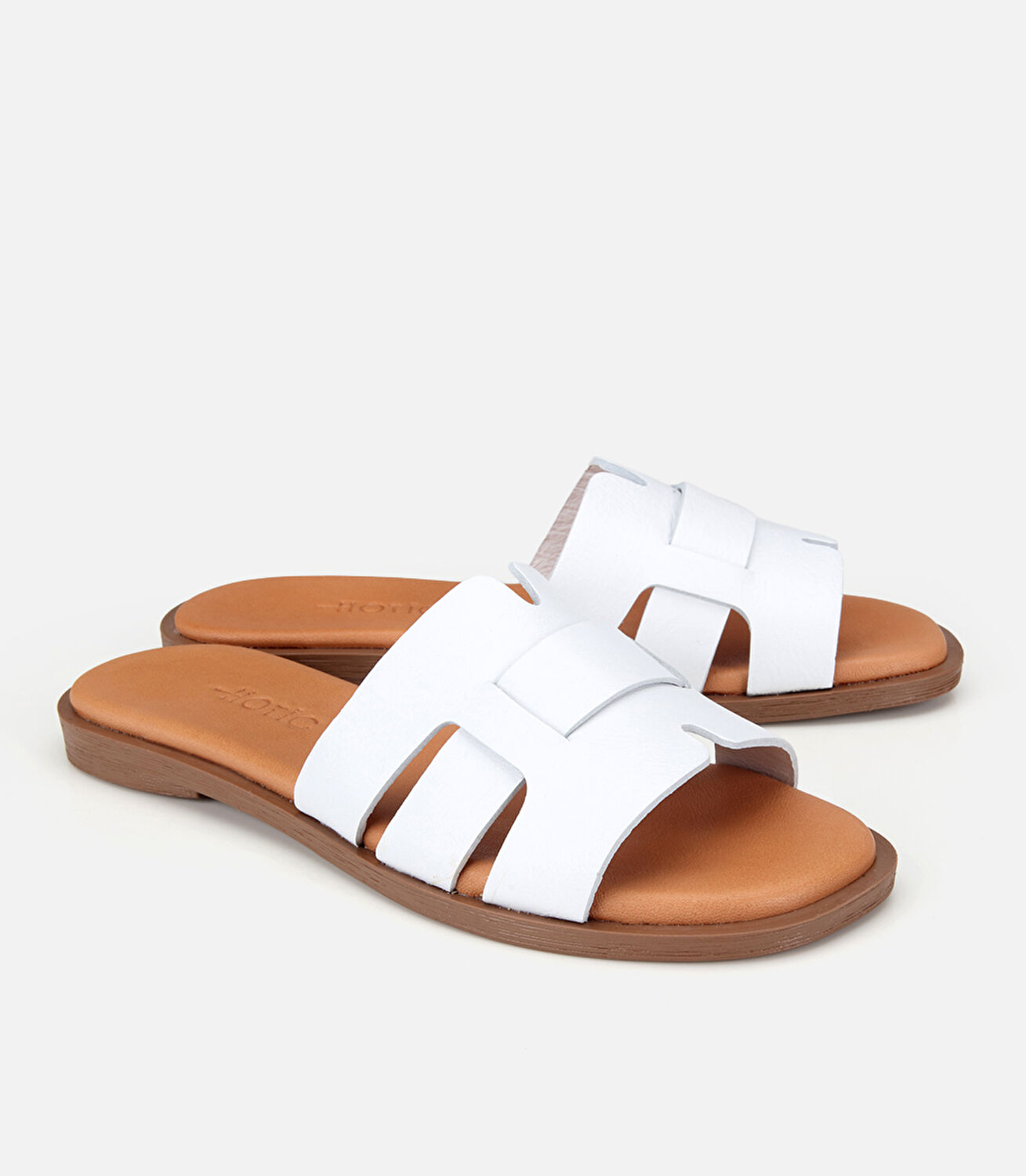 Kadın Deri Beyaz Yumuşak Dokulu Düz Terlik