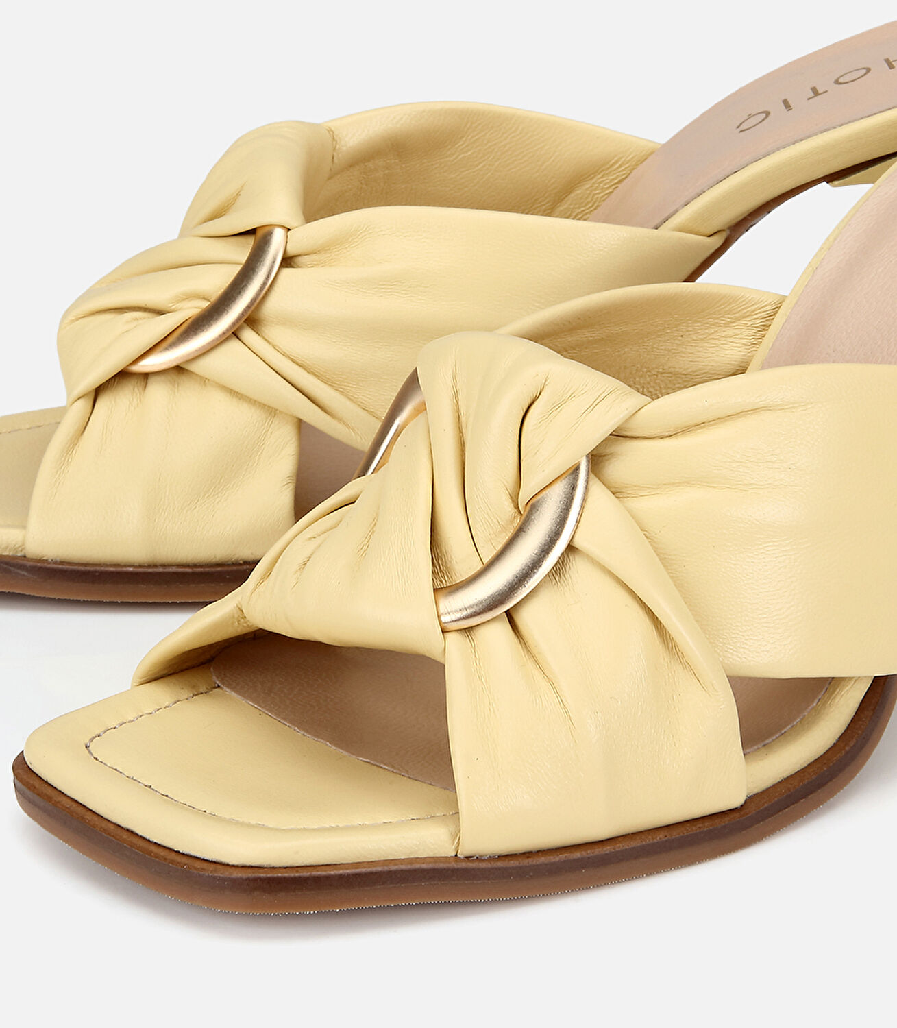 Kadın Deri Sarı Gold Toka Detaylı Topuklu Terlik