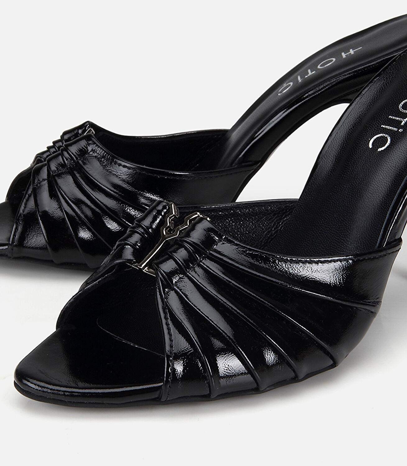 Kadın Deri Siyah Metal Tokalı Topuklu Terlik