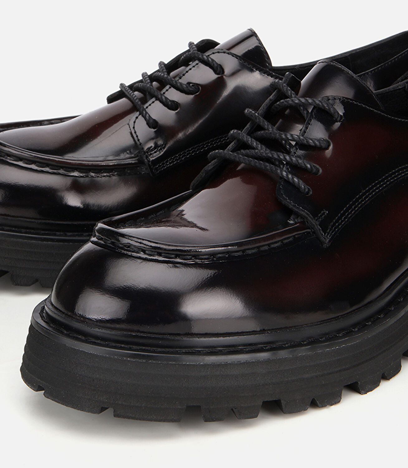 Erkek Rugan Deri Bordo Dikiş Detaylı Kalın Tabanlı Günlük Ayakkabı